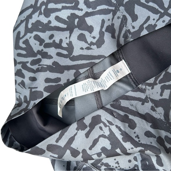 Lululemon Hot To Street Crop Biggie Brushed Animal‎ Coal Black / Black - Picture 4 of 5